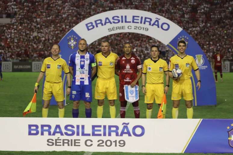 Árbitro Leandro Vuaden marcou pênalti de forma polêmica no Recife (Foto: Léo Lemos/Divulgação)