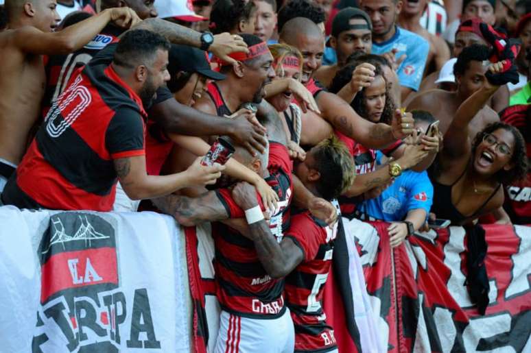Gabigol e Bruno Henrique comemoram com a torcida no Maracanã (Foto: Alexandre Vidal/Flamengo)