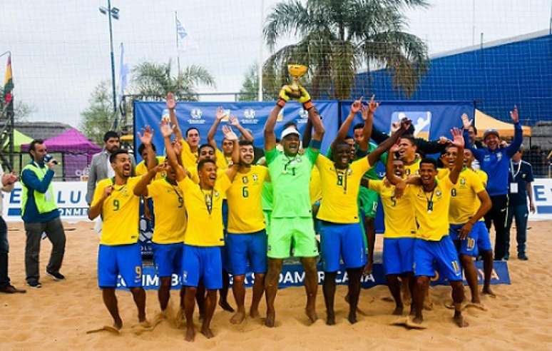 Brasil levantou o troféu neste domingo (Foto: Divulgação/Conmebol)