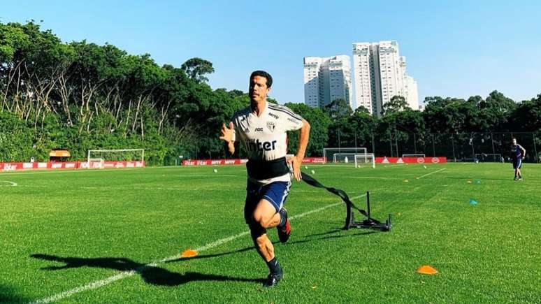 Hernanes treinou com os companheiros e deu mais um passo na transição (Foto: Reprodução/Twitter São Paulo)