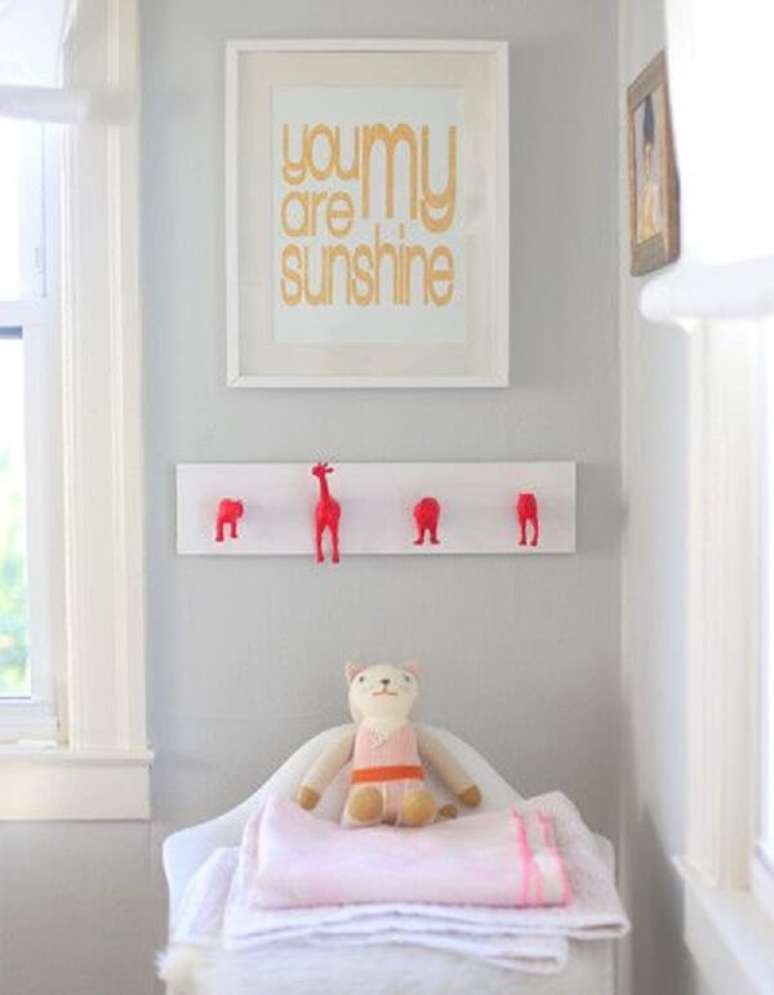 14. Gancho de parede em formato de bichinhos fixado no quarto infantil. Fonte: Pinterest