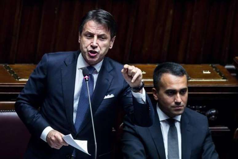 Giuseppe Conte discursa na Câmara acompanhado de Luigi Di Maio