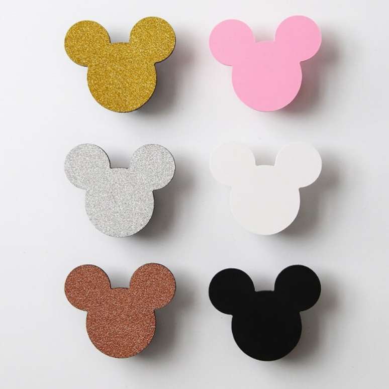 38. Ganchos de parede em formato da Minnie e Mickey. Fonte: Pinterest