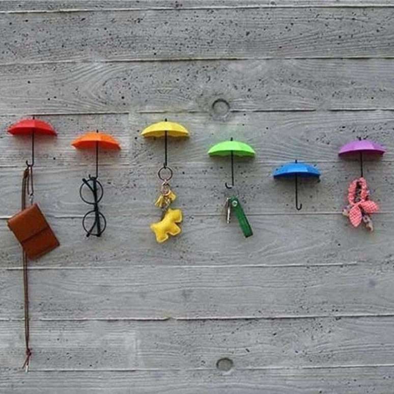 44. Gancho de parede em formato de guarda chuva traz alegria para o ambiente. Fonte: Pinterest