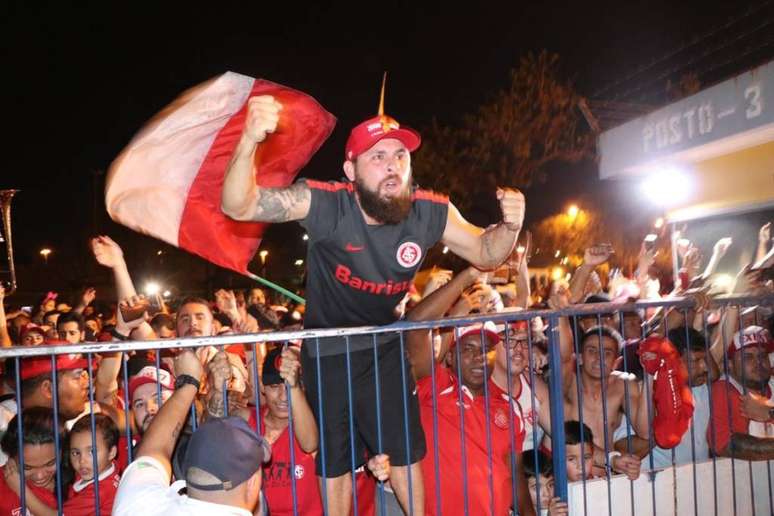 A torcida do Internacional esgotou em menos de meia-hora os 2,3 mil ingressos que foram disponibilizados para a partida em Curitiba. (Foto: Ricardo Duarte)