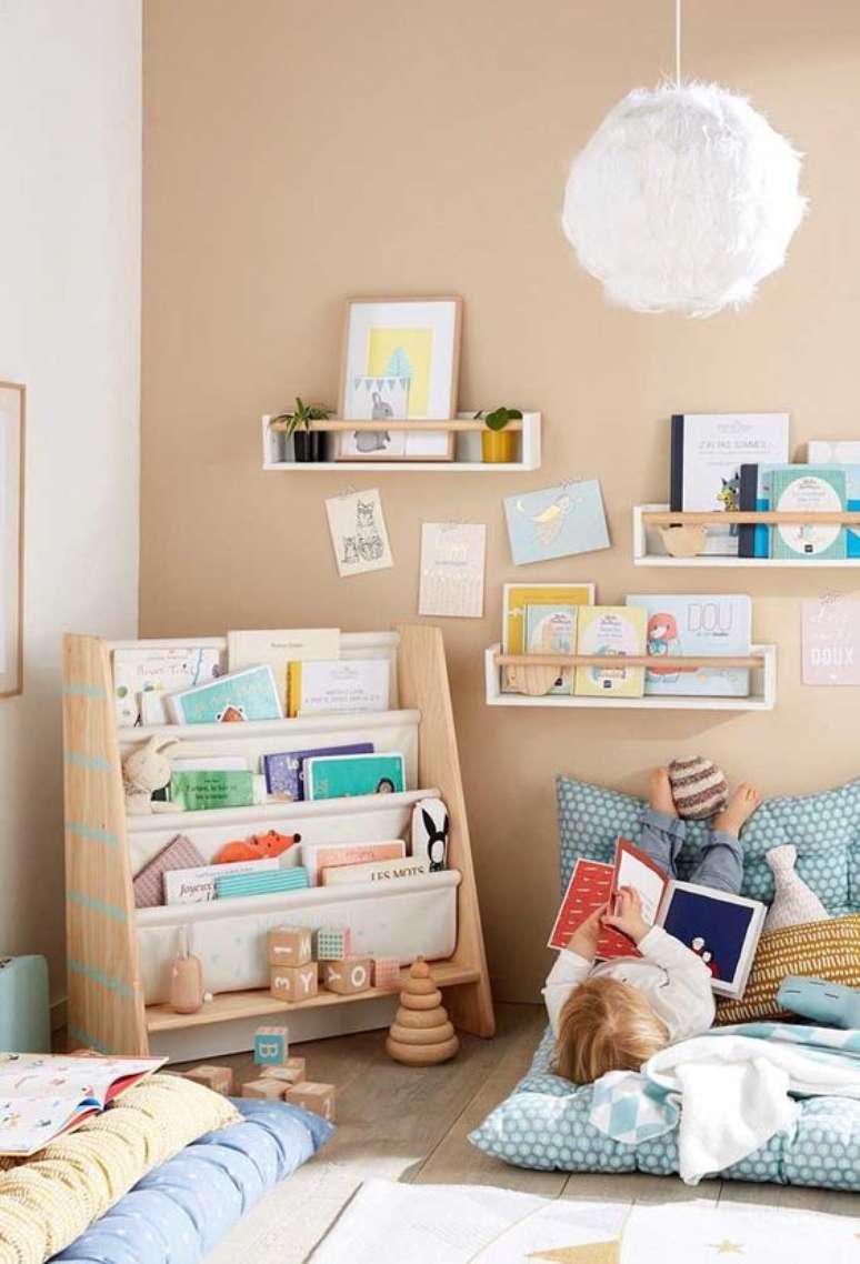 37. Uma &aacute;rea de leitura &eacute; importante para c&ocirc;modos com m&oacute;veis montessorianos. Foto: Ideias Decor