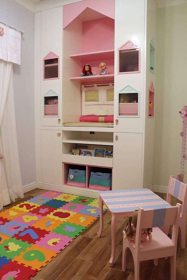 8. At&eacute; mesmo a &aacute;rea de brinquedos pode ser montada com m&oacute;veis montessorianos. Projeto de Andrea Bento