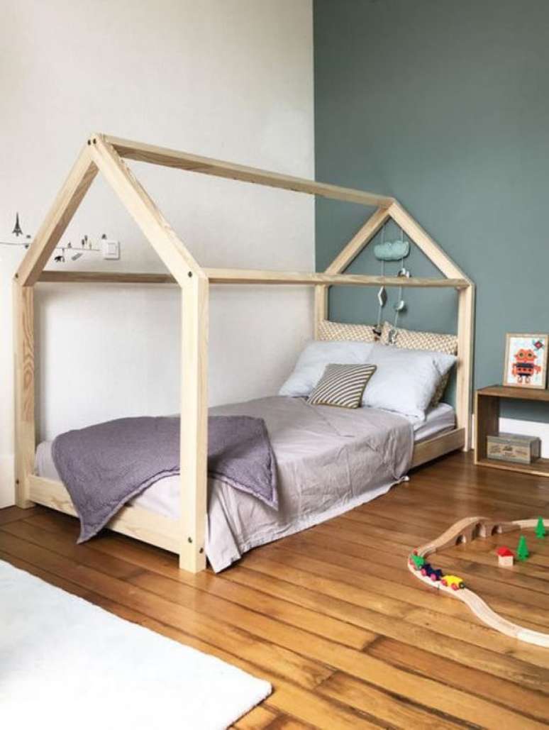 16. A cama que segue o estilo dos móveis montessorianos devem pode ser encontrada em muitos tamanhos. Foto: No Decora