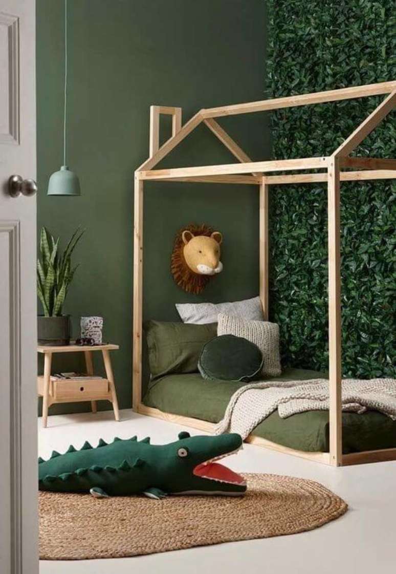 35. O verde &eacute; uma cor que vai muito bem nos m&oacute;veis montessorianos. Foto: Decor F&aacute;cil