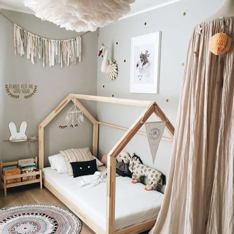 41. Pel&uacute;cias s&atilde;o bem vindas em quartos com m&oacute;veis montessorianos. Foto: Criando com Apego