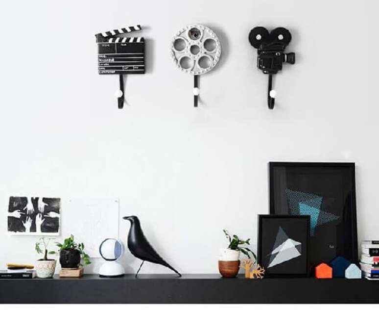 2. Ganchos de parede decorativos feitos com elementos do cinema. Fonte: Pinterest