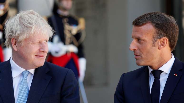 Emmanuel Macron, presidente da França, ao lado de Boris Johnson; saída do Reino Unido da UE vai impactar fronteiras, comércio e trânsito de pessoas e bens