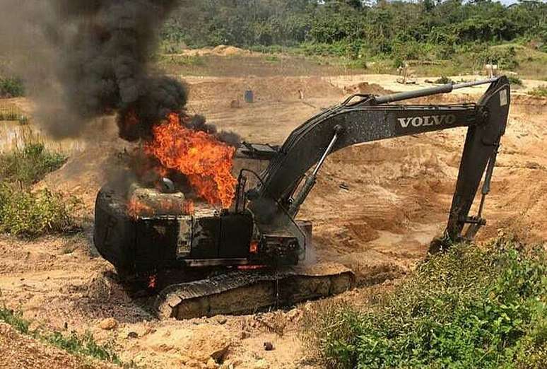 Máquina queimada por ser usadas para cometer crimes ambientais