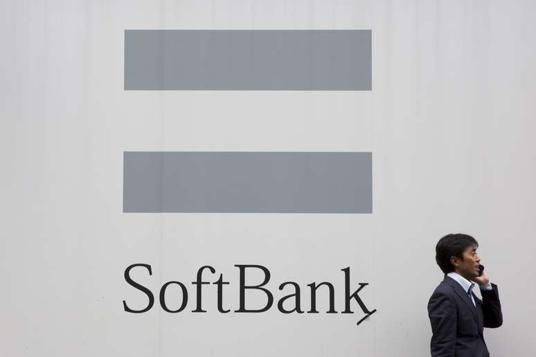 Cartaz com o logo da Softbank em Tóquio, Japão
16/10/2015
REUTERS/Thomas Peter 