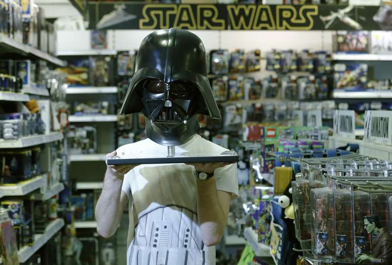 R&eacute;plica em tamanho real de m&aacute;scara do Darth Vader em loja de Londres
11/05/2013
REUTERS/Luke MacGregor