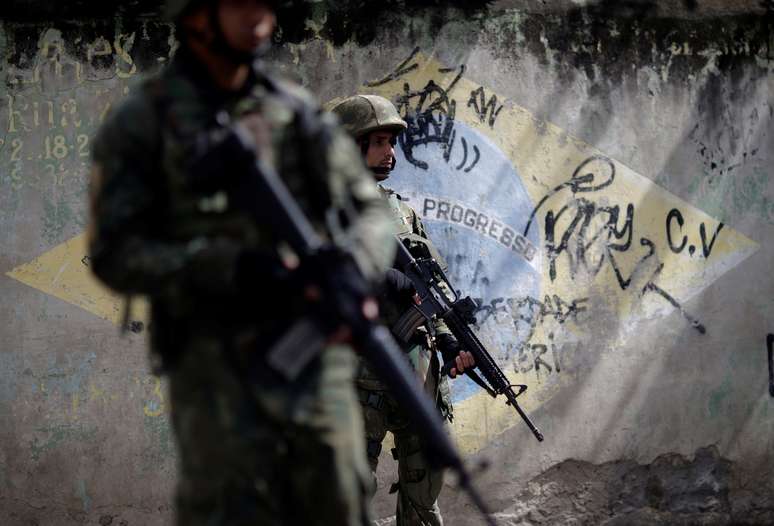 Militares patrulham Complexo do Lins, no Rio de Janeiro, durante operação contra crime organizado
05/08/2017
REUTERS/Ricardo Moraes