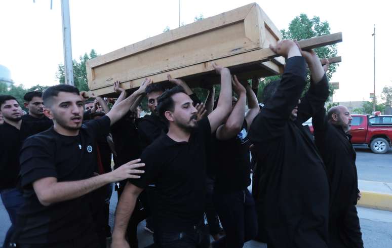 Familiares de uma das vítimas de tumulto ocorrido durante rituais da Ashura no Iraque carregam caixão para funeral em Kerbala
10/09/2019
REUTERS/Abdullah Dhiaa Al-Deen