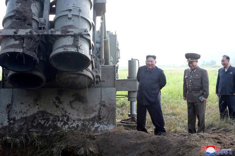 L&iacute;der da Coreia do Norte, Kim Jong Un, participa de teste de lan&ccedil;amento de m&iacute;ssil de longo alcance. 10/9/2019 by North Korea's Korean Central News Agency (KCNA). KCNA via REUTERS  