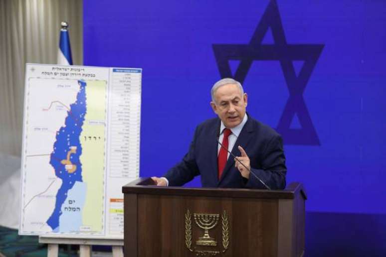 Benjamin Netanyahu mostra mapa da área que pretende anexar na Cisjordânia