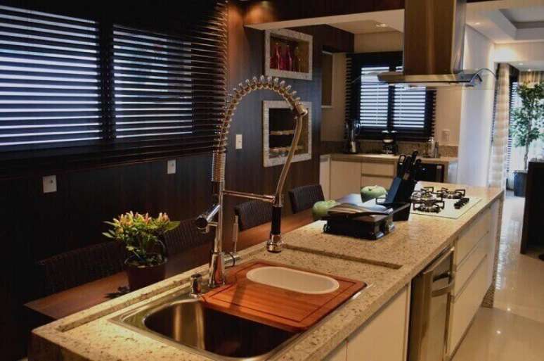 18. Bancada de granito com torneira gourmet sofisticada. Projeto por Paulinho Peres