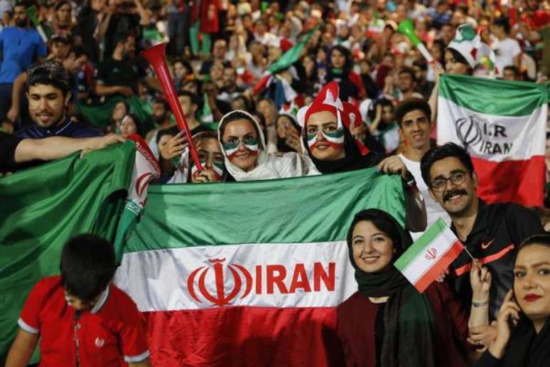 Iraniana ateia fogo no corpo contra restrição em estádios