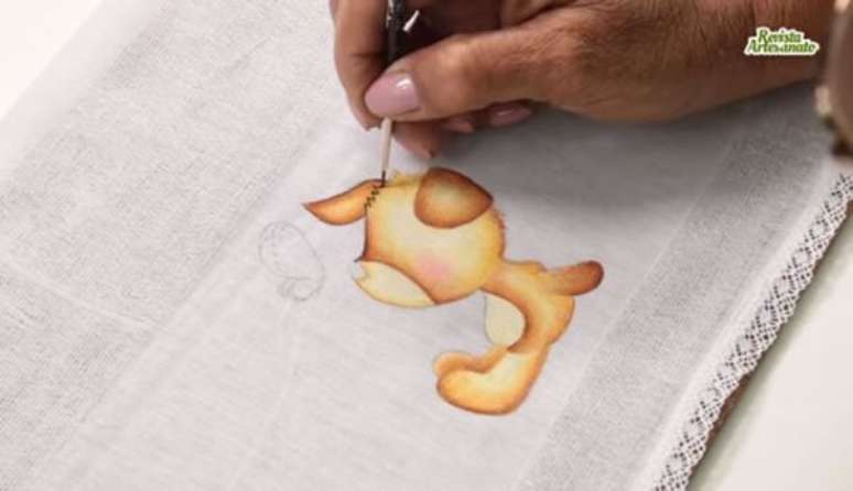 10. Fa&ccedil;a o contorno da pintura em pano de prato com um pincel bem fino &ndash; Por: Revista Artesanato