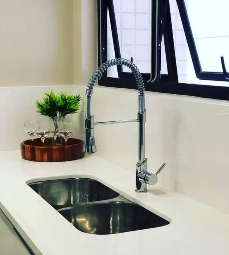 27. Cozinha com bancada branca e torneira gourmet de alum&iacute;nio. Fonte: Pinterest