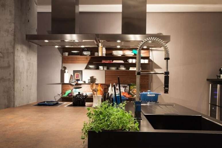 32. Cozinha com coifa e torneira gourmet de alum&iacute;nio. Projeto por Juliana Pippi