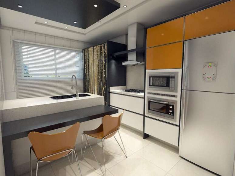 37. Cozinha compacta com cadeiras laranjas e torneira gourmet de mesa. Projeto por Ednilson Hinckel