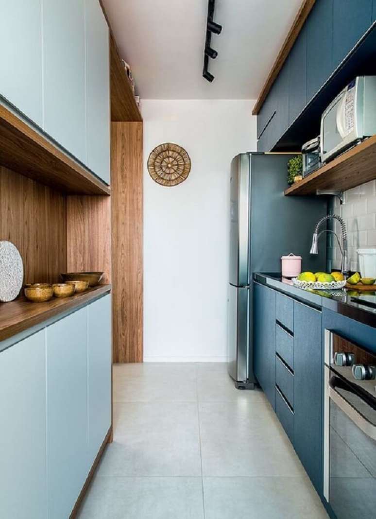 38. Cozinha compacta com marcenaria azul, iluminação preta e torneira gourmet. Fonte: Revista Viva Decora