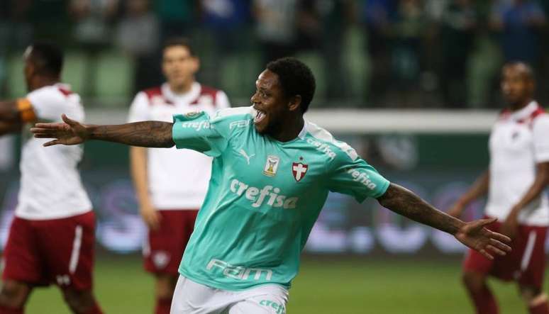 Luiz Adriano teve atuação de gala contra o Fluminense (Foto: SEP)