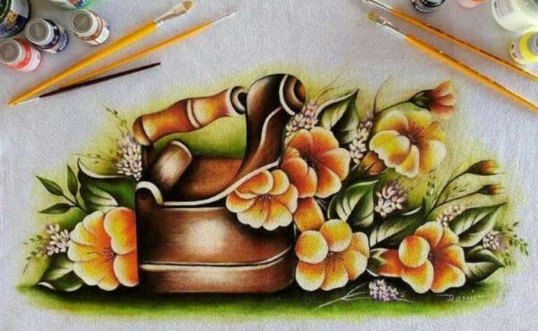 18. Pintura em pano de prato com flores e detalhes em amarelo – Por: Pinterest