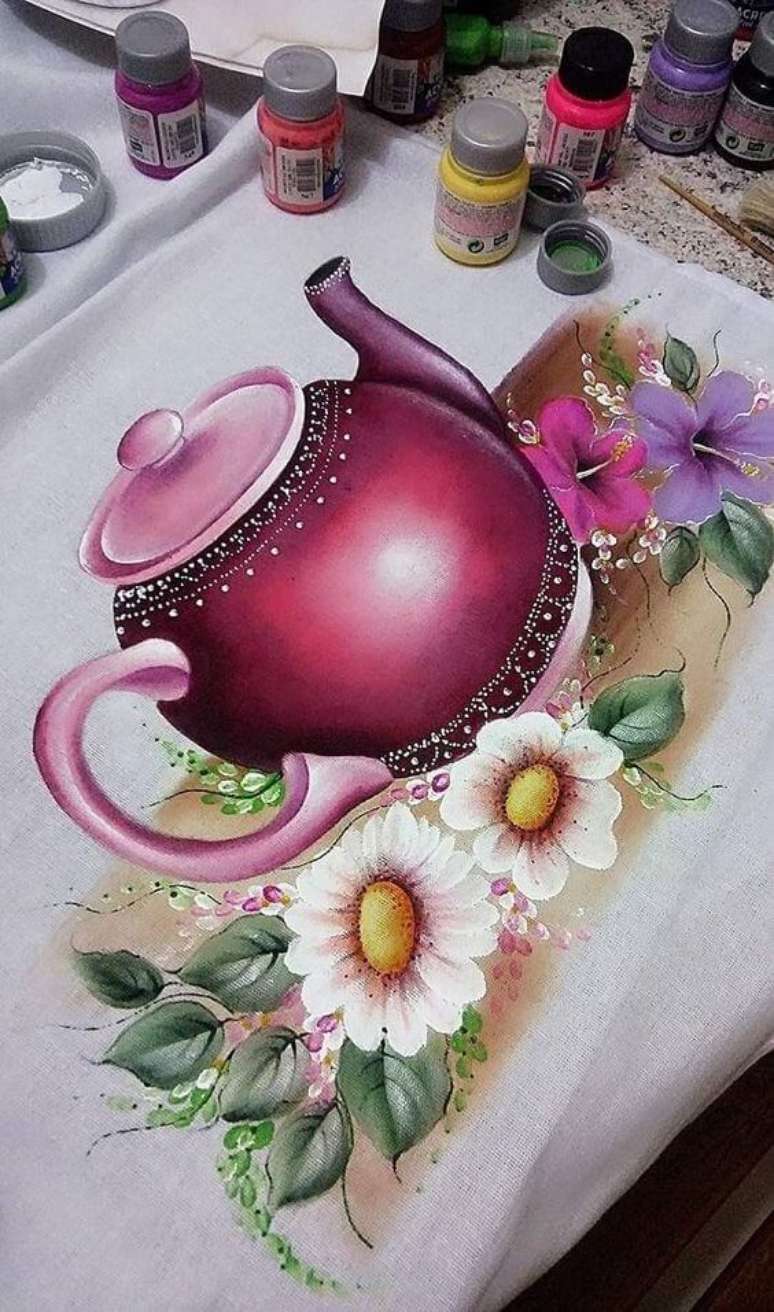 25. Pintura em pano de prato com bule roxo para combinar com a cozinha – Por: Pinterest