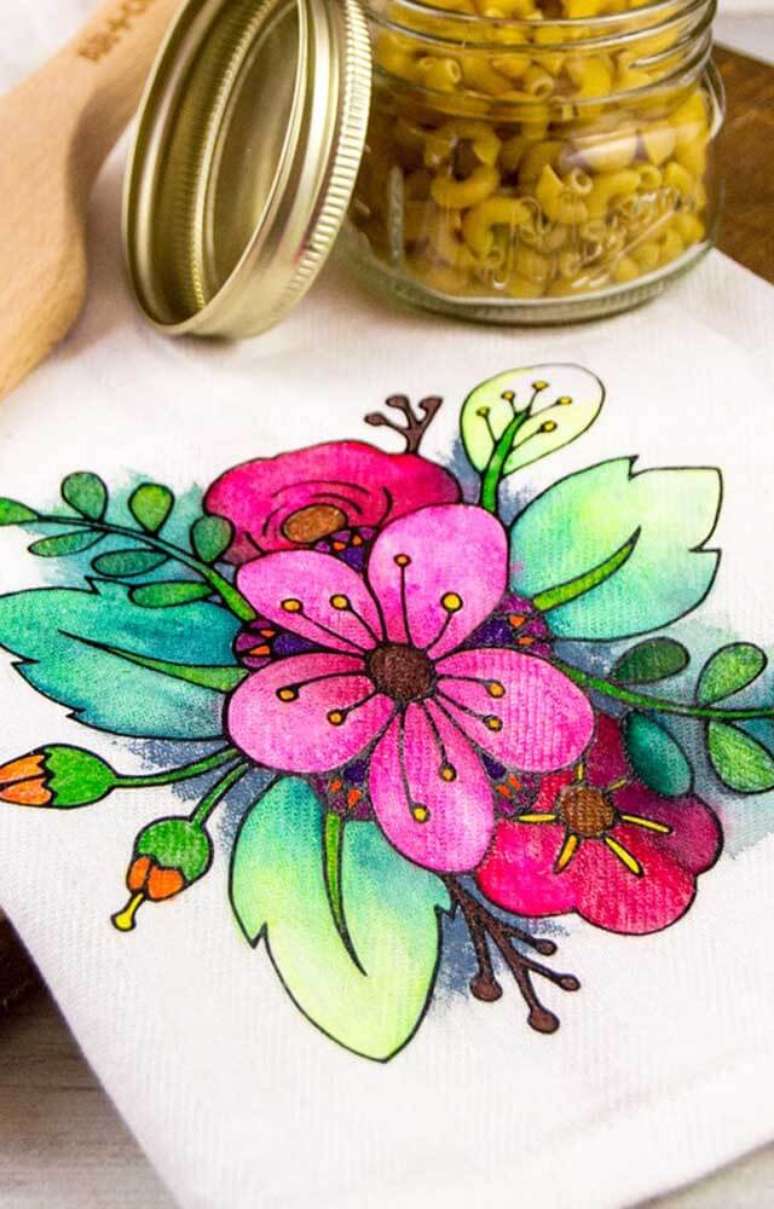 6. Pintura em pano de prato com flores coloridas – Por: Pinterest