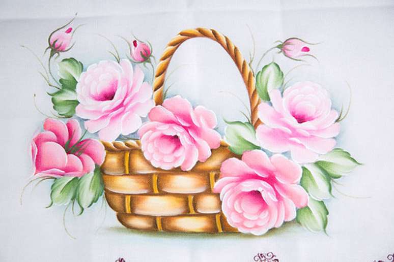 33. Pintura em pano de prato com flores cor de rosa – Por: Escola de Pintura
