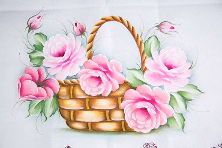 33. Pintura em pano de prato com flores cor de rosa &ndash; Por: Escola de Pintura