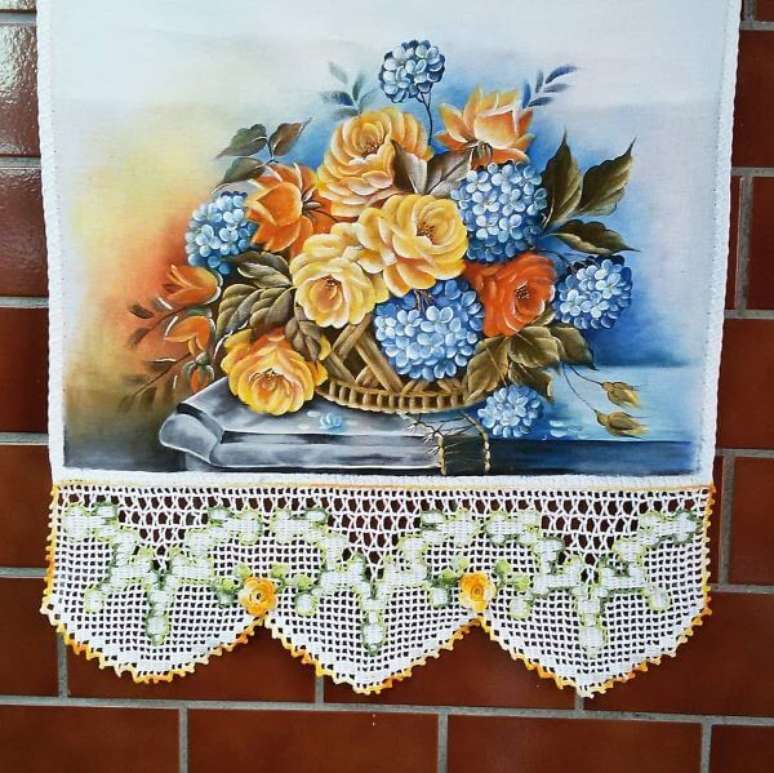 32. Pintura em pano de prato com flores azuis e laranja &ndash; Por: Pinterest