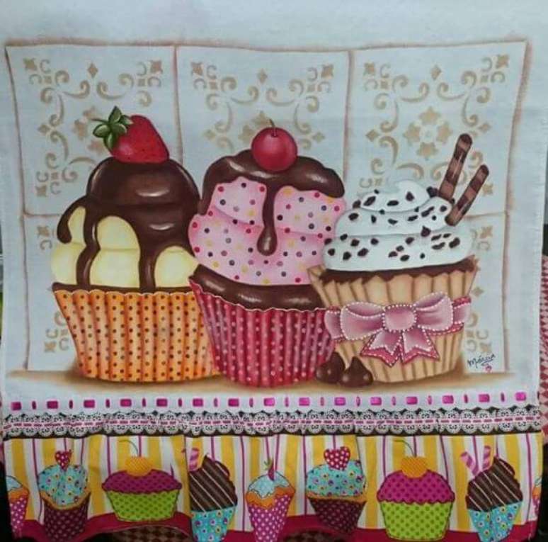 44. A pintura em pano de prato com cupcakes é a opção perfeita para sua cozinha – Por: Pinterest