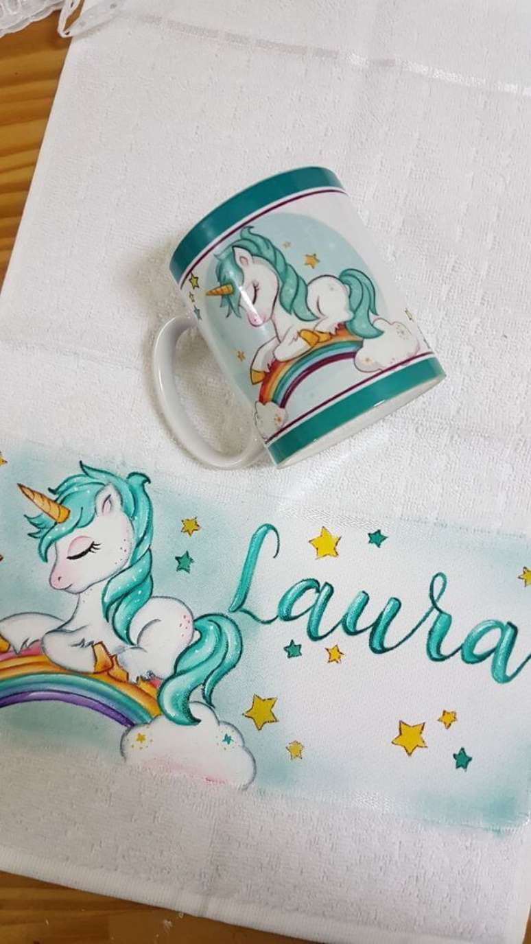 47. A pintura em pano de prato &eacute; linda e pode ser ainda mais bonita com o unic&oacute;rnio &ndash; Por: Pinterest