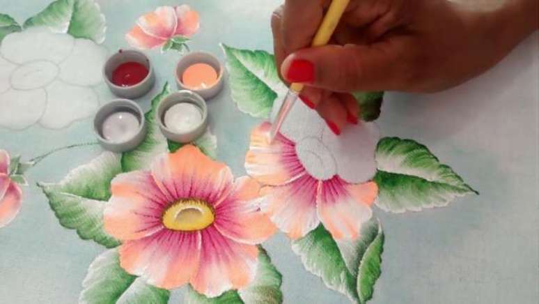48. A pintura em tecido para pano de prato &eacute; linda, mas exige treino para que voc&ecirc; tenha o m&aacute;ximo de coordena&ccedil;&atilde;o na hora de fazer os detalhes das flores e pinturas &ndash; Por: Pinterst