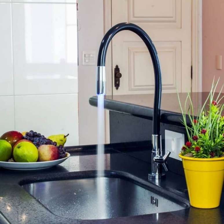 53. Torneira gourmet flex&iacute;vel &eacute; muito eficiente e pr&aacute;tica. Fonte: Pinterest