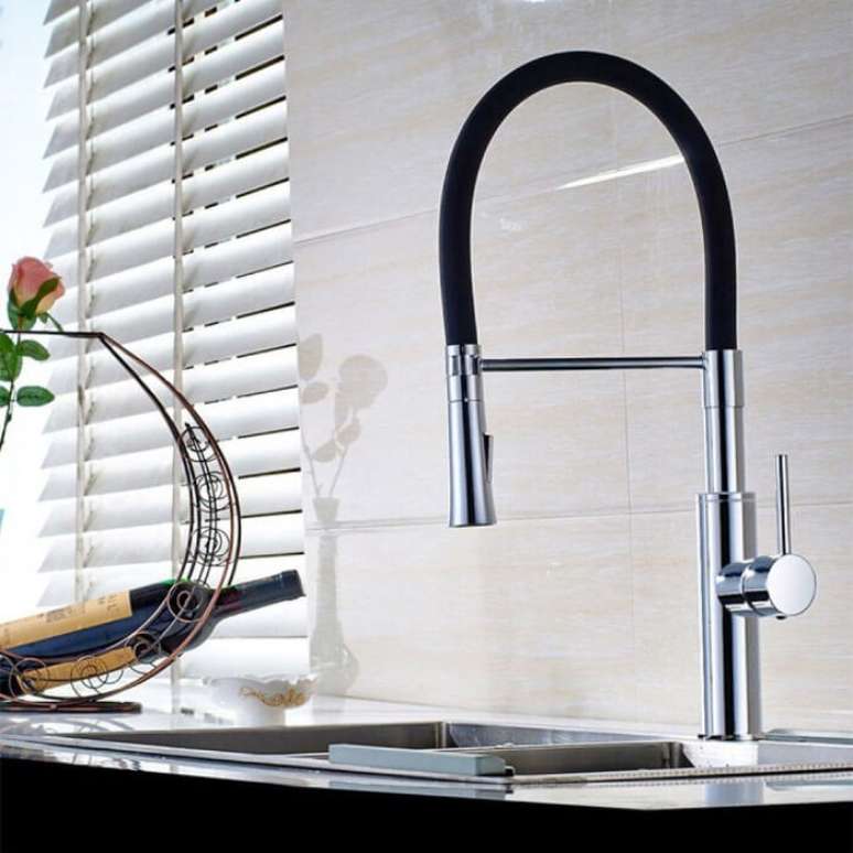 60. Torneira do tipo gourmet para cozinha com giro de 360&deg;. Fonte: Pinterest