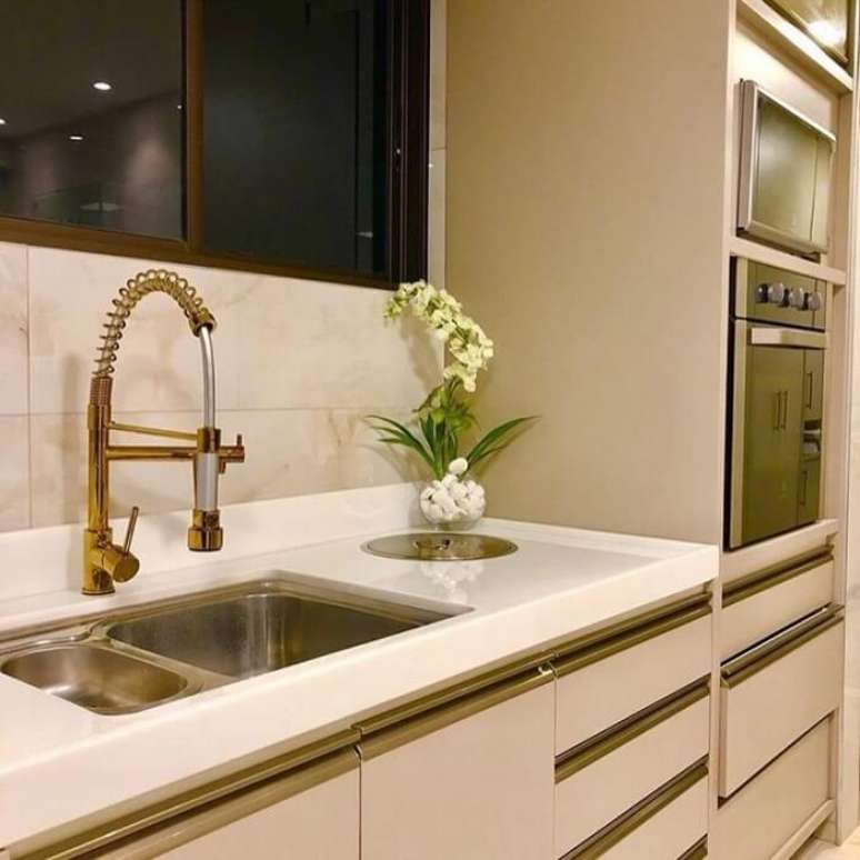 58. Bancada de granito branco e torneira do tipo gourmet. Fonte: Pinterest