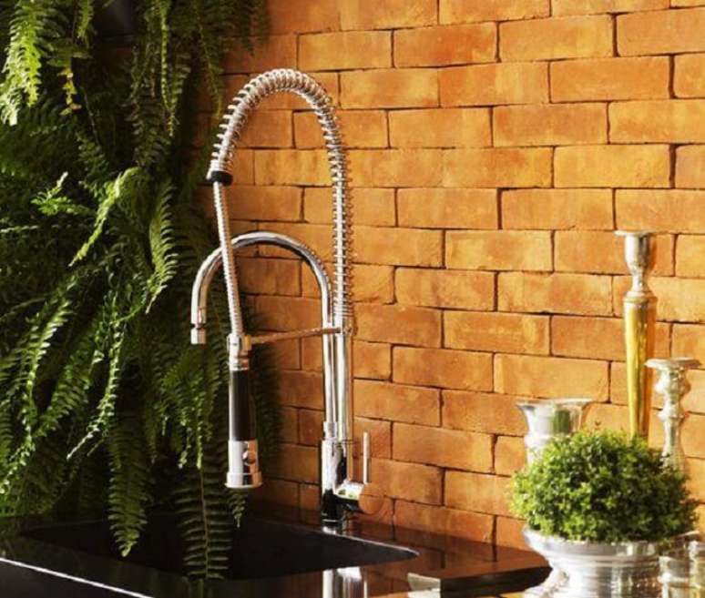 65. Cozinha com parede tijolinhos e torneira gourmet. Fonte: Pinterest