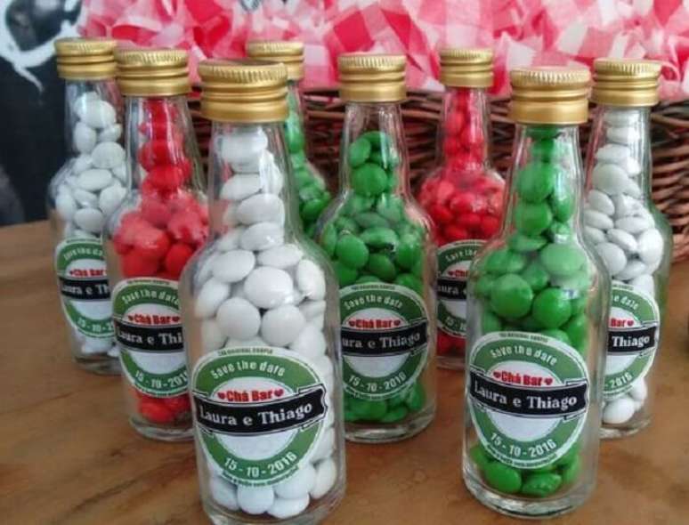40. Garrafinha com guloseimas utilizada como lembrancinha para festa Ch&aacute; Bar. Fonte: Blog Papo Glamour