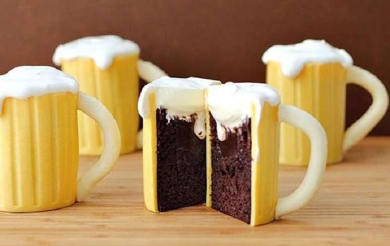 9. Bolo Ch&aacute; Bar criativo em formato de chopp. Fonte: Pinterest