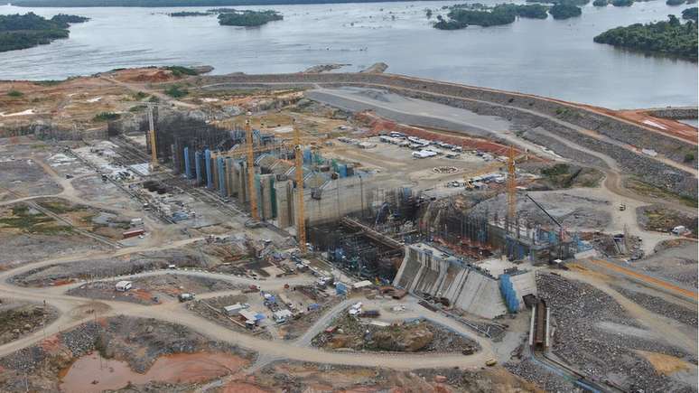 Canteiro de obras de Belo Monte em 2015; no ano seguinte, rio Xingu começou a ser desviado para alimentar a usina, diminuindo a vazão das águas na região da Volta Grande