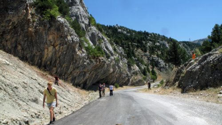 Essas rochas calcárias nos Montes Tauru, na Turquia, são restos visíveis da Grande Adria