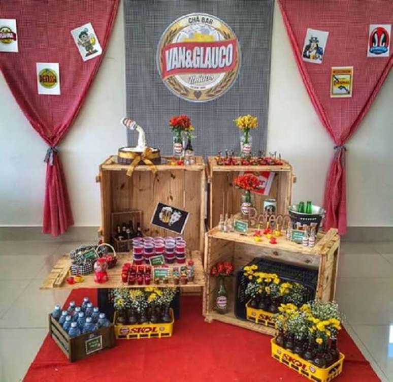 32. Decora&ccedil;&atilde;o de mesa simples para festa Ch&aacute; Bar feita com estrutura de madeira e cortinas de tecido. Fonte: Pinterst