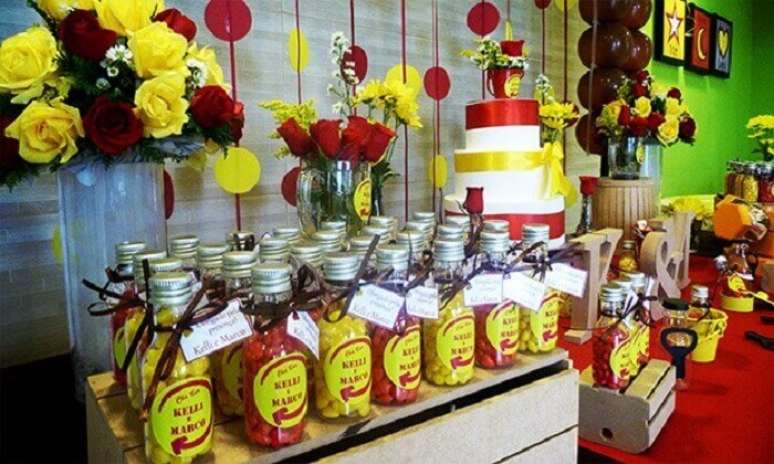 78. Garrafinhas personalizadas com doces para festa. Fonte: Pinterest